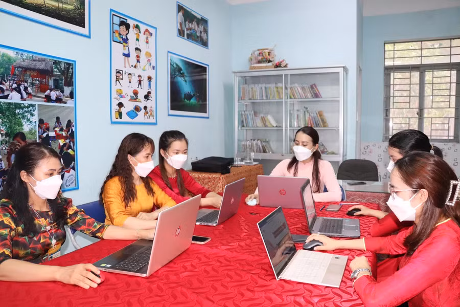 Cô Phạm Thị Nam cùng đội ngũ giáo viên trong một buổi họp