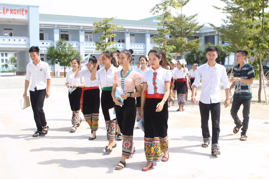 Các em học sinh lớp 12C1 đều là con em đồng bào dân tộc thiểu số