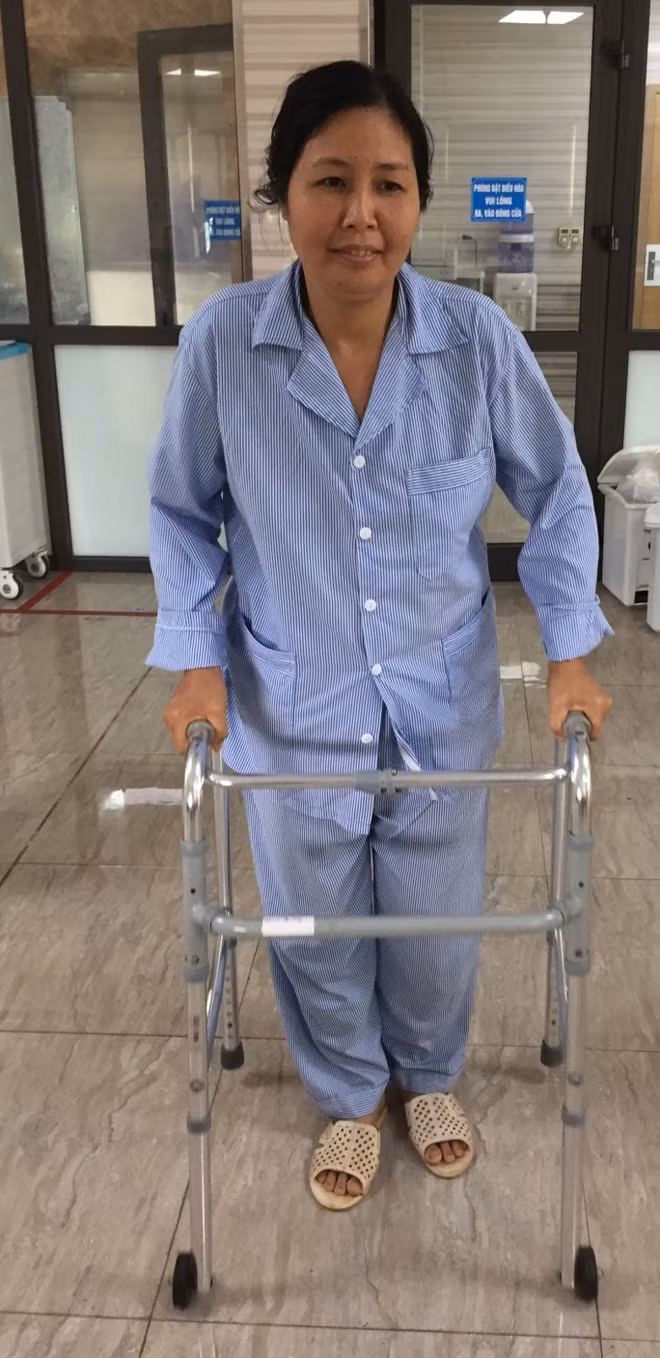 Bệnh nhân hồi phục nhờđiều trị bằng phương pháp điện châm. Ảnh: L.Q.
