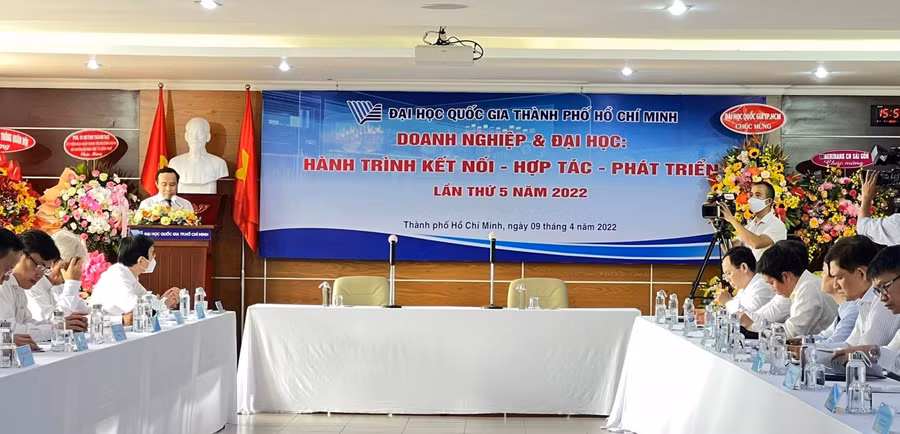 PGS.TS Vũ Hải Quân- Giám đốc ĐHQG TP.HCM phát biểu, chia sẻ tại chương trình