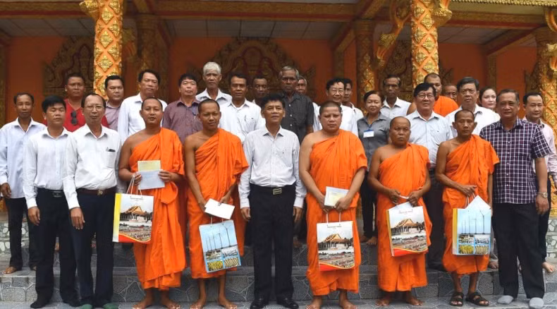 Ông Lâm Văn Mẫn, Bí thư Tỉnh ủy thăm trụ trì chùa ở Cù Lao Dung.