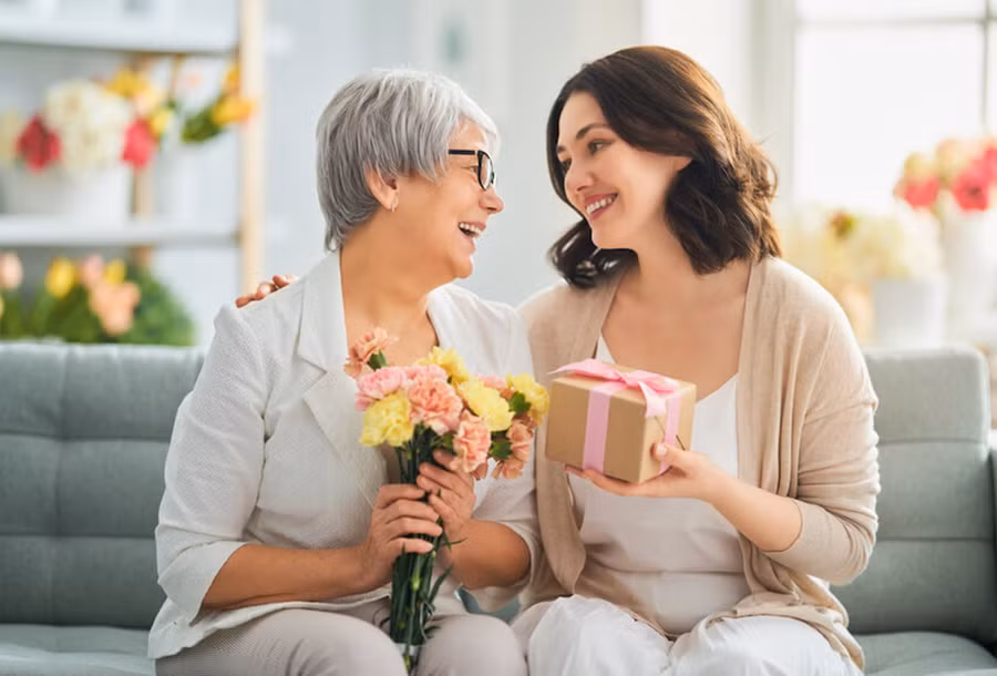 Sự gần gũi cũng tăng lên khi mẹ chồng dành nhiều thời gian hơn cho con dâu của mình. (Ảnh: ITN).