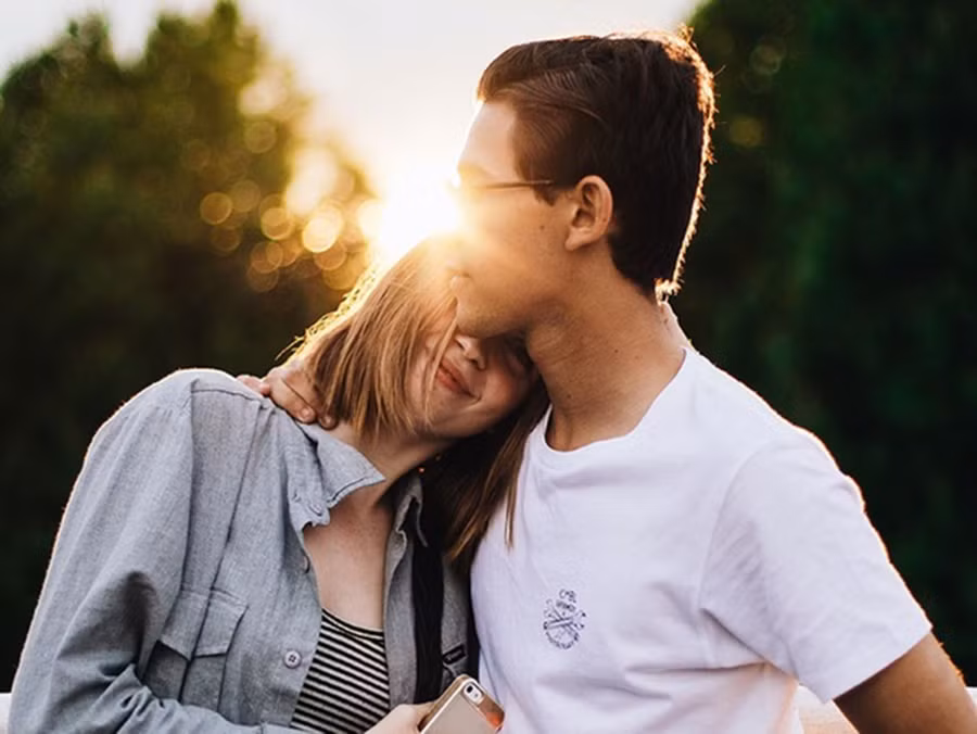 Tình yêu không chỉ khiến trái tim bạn đập mạnh hơn mà còn bảo vệ nó. (Ảnh: ITN) Tình yêu không chỉ khiến trái tim bạn đập mạnh hơn mà còn bảo vệ nó. (Ảnh: ITN)