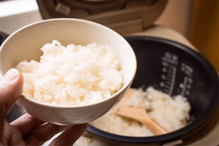 Để an toàn, tốt nhất bạn nên tránh hoàn toàn cơm nhão và nấu một mẻ mới để có thể ăn được. (Ảnh: ITN) Để an toàn, tốt nhất bạn nên tránh hoàn toàn cơm nhão và nấu một mẻ mới để có thể ăn được. (Ảnh: ITN)