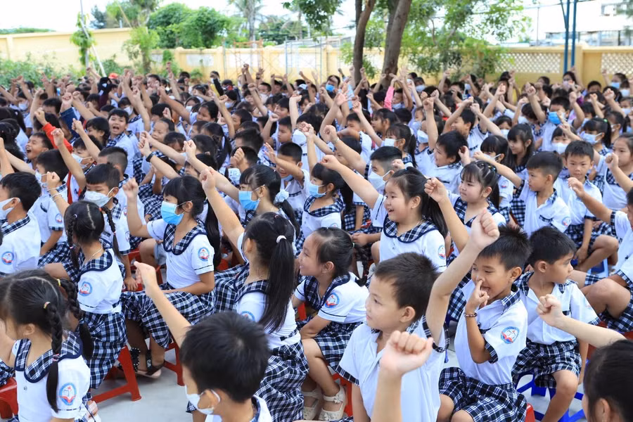 Hàng trăm học sinh trường tiểu học Tiến Thành 1 hào hứng với dự án giảng dạy Tiếng Anh và Tin học miễn phí chuẩn quốc tế Hàng trăm học sinh trường tiểu học Tiến Thành 1 hào hứng với dự án giảng dạy Tiếng Anh và Tin học miễn phí chuẩn quốc tế