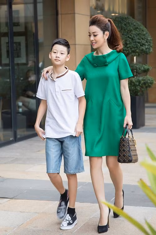 Jennifer luôn quan tâm đến con.