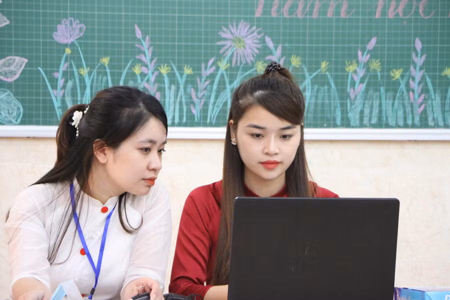 Giáo viên Trường Tiểu học Yên Nghĩa, quận Hà Đông sẵn sàng hỗ trợ phụ huynh cũng như tiếp nhận hồ sơ trực tiếp nếu đủ điều kiện. 