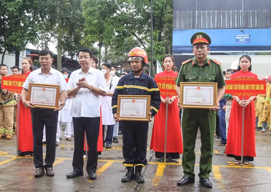 Phó Chủ tịch UBND tỉnh Thái Nguyên Nguyễn Thanh Bình khen thưởng cho các tập thể, cá nhân.