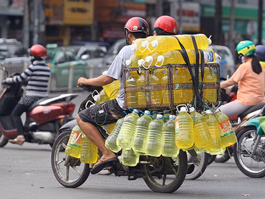 Nước tẩy rửa không rõ nguồn gốc còn được bán rong