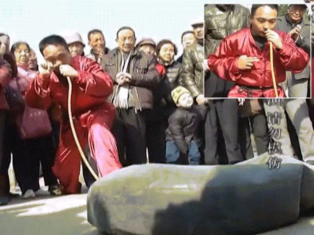 “Dị nhân” dùng mũi thổi phổng săm ô tô