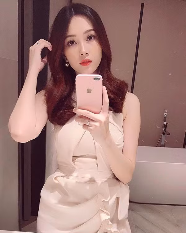 Sau khi lập gia đình, Đặng Thu Thảo ít tham gia sự kiện, hạn chế chia sẻ thông tin trên báo chí mà lui về tập trung vun vén tổ ấm nhỏ. Mặc dù vậy, bất cứ thông tin gì về cô vẫn luôn nhận được sự quan tâm lớn từ cộng đồng mạng. Trong bức ảnh mới đây nhất cách đây vài ngày, vẻ đẹp ngày càng gợi cảm, mặn mà của Hoa hậu ở thời điểm hiện tại khiến nhiều người thích thú.