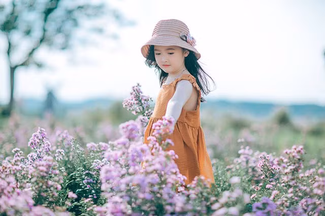 Chị Trang cũng cho rằng ở độ tuổi của bé Minh Châu nên để mọi thứ phát triển tự nhiên, không quá ép buộc con phải đi theo hướng nào cả. Đồng thời chị cũng thường xuyên trò chuyện, lắng nghe để hiểu con hơn. Minh Châu là một cô bé khá độc lập trong cuộc sống, bé ngoan ngoãn và rất nghe lời người lớn.