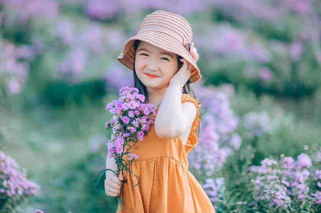  Chị Ngô Trang, mẹ của bé Minh Châu cho biết: “Con có đam mê bất tận với vẽ, con có thể ngồi hàng giờ để vẽ tranh mà không biết chán. Bộ ảnh này chụp nhân kỷ niệm ngày con lên 5 tuổi”. 