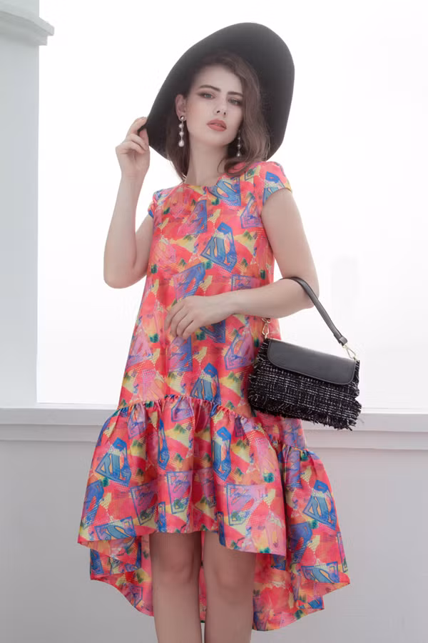 Phong cách cổ điển và hiện đại được hòa trộn vào nhau để mang tới các dáng váy giúp phái đẹp sành điệu cùng xu hướng hè 2018.