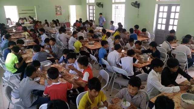 Nhờ làm tốt công tác bán trú, học sinh miền núi đã ấm no hơn