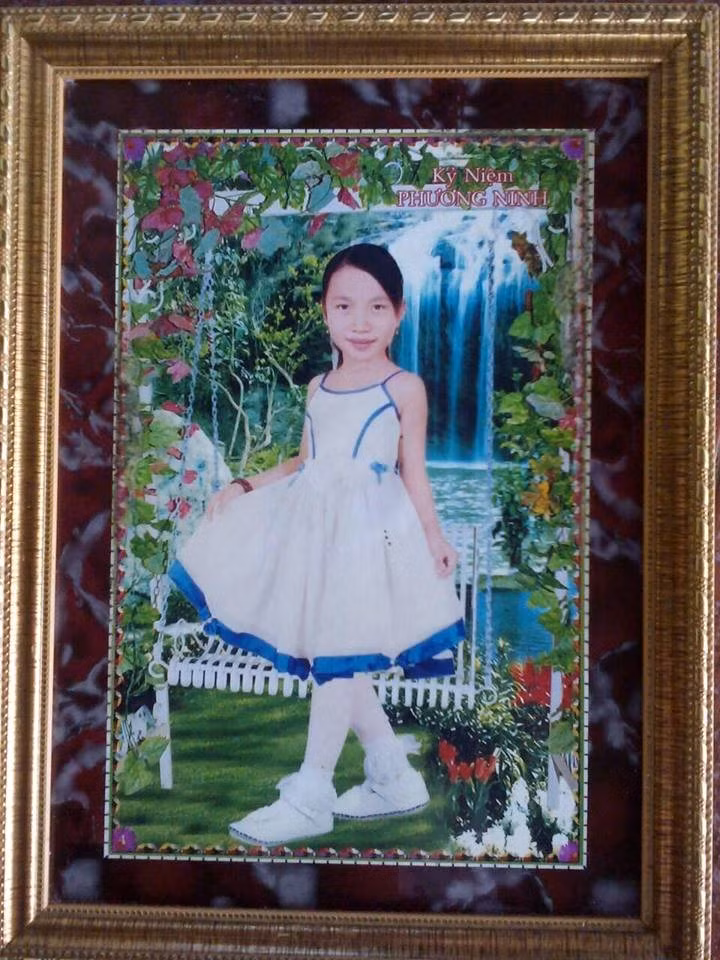 Cô nàng nhăn nhó vì loạt ảnh thơ ấu không đỡ nổi bởi thợ chụp ảnh “không có tâm“ ảnh 1