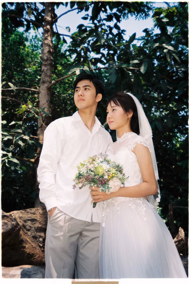  Và mới đây, ngay tại Việt Nam, cũng với chiếc máy film, chàng trai Vũng Tàu Nguyễn Thái Sơn (Thái Sơn Nguyễn) đã cho ra đời bộ ảnh để lại ấn tượng cho người xem. 