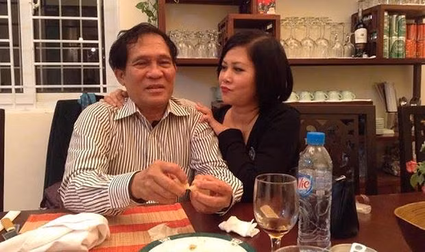 Khác hẳn với tính cách đanh đá, chua ngoa trong các vở hài, NSƯT Minh Hằng vốn là một người hiền lành và nhiều tình cảm. Dù trong cuộc sống hôn nhân hiện tại, cô không có con do chính mình sinh ra nhưng vẫn vô cùng hạnh phúc và may mắn khi các con riêng của chồng yêu thương mình như mẹ ruột.