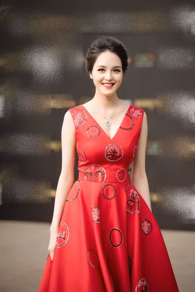 Á hậu chia sẻ rằng, cô may mắn có cơ địa tốt nên sau khi sinh con, cơ thể nhanh chóng về phom như cũ. Trong thời gian bầu bí, cô tăng gần 10 kg.