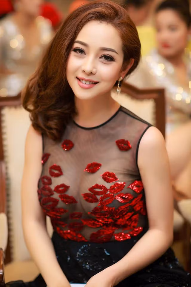 Jennifer Phạm sinh con thứ 3 vào đúng ngày Noel 2016 tại Mỹ. Hoa hậu khiến nhiều người ngưỡng mộ khi khoe ảnh thon gọn bất ngờ chỉ sau hơn một tháng sinh con trai thứ 3. Ở lần giảm cân siêu tốc này, cô đã giảm tới 13kg khiến nhiều chị em xin bí quyết. Thậm chí cô còn quyến rũ hơn với vòng 1 căng đầy.