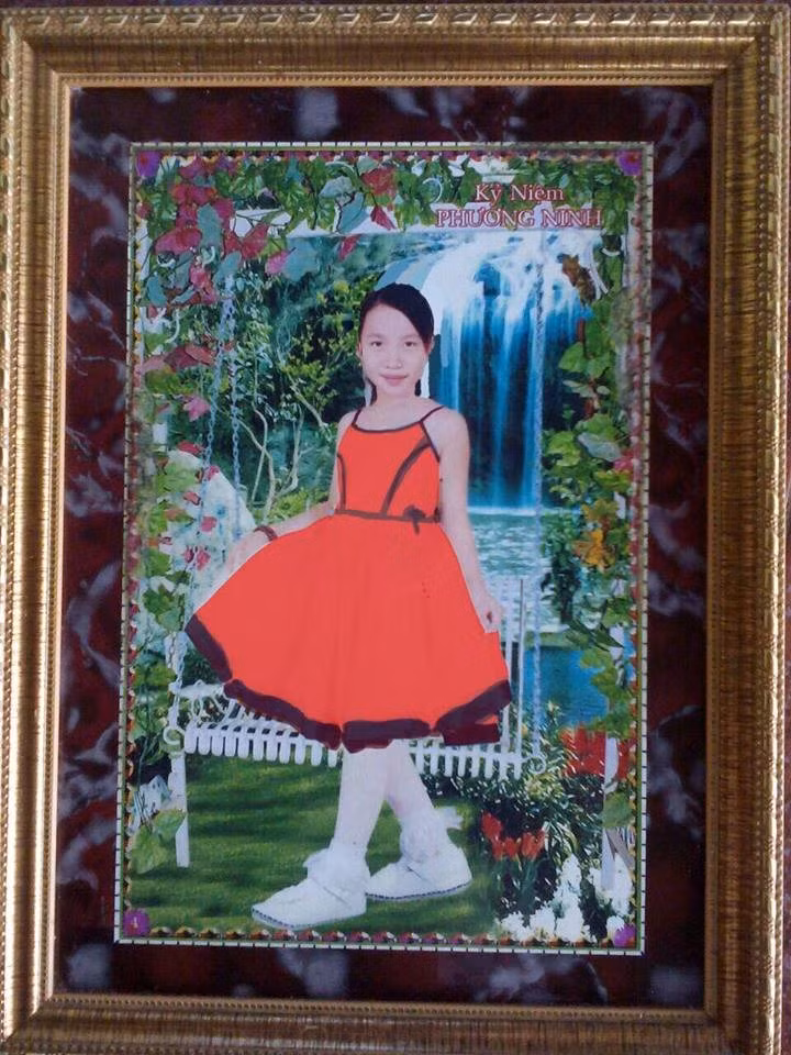 Cô nàng nhăn nhó vì loạt ảnh thơ ấu không đỡ nổi bởi thợ chụp ảnh “không có tâm“ ảnh 4