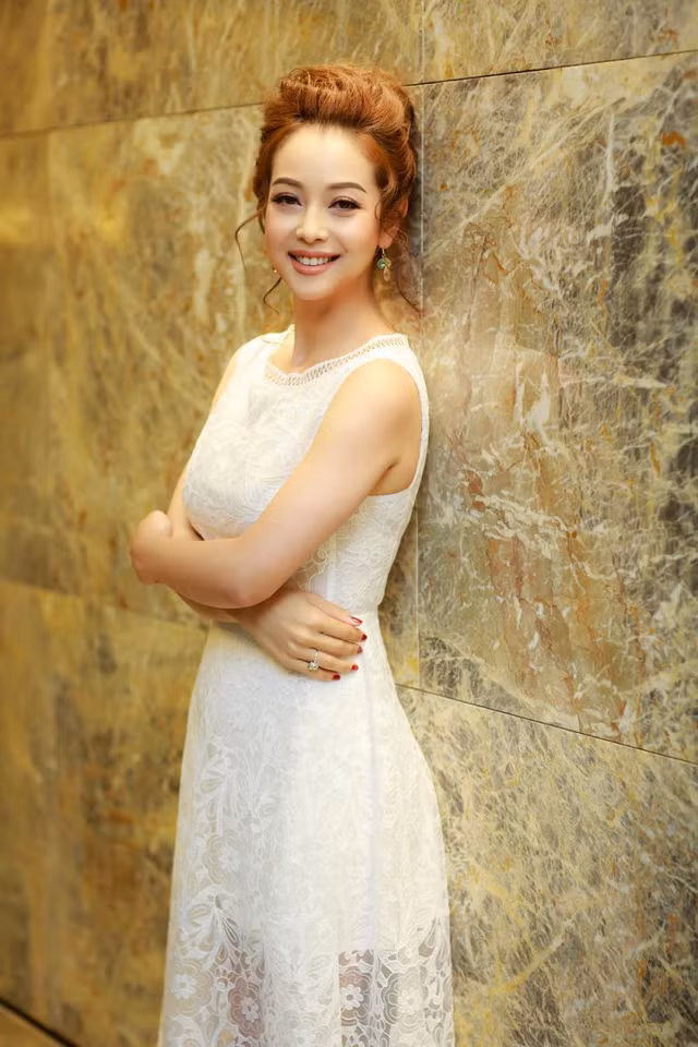 Dù đã 3 lần sinh nở nhưng vòng eo của Jennifer trông thon gọn không kém gì thiếu nữ.