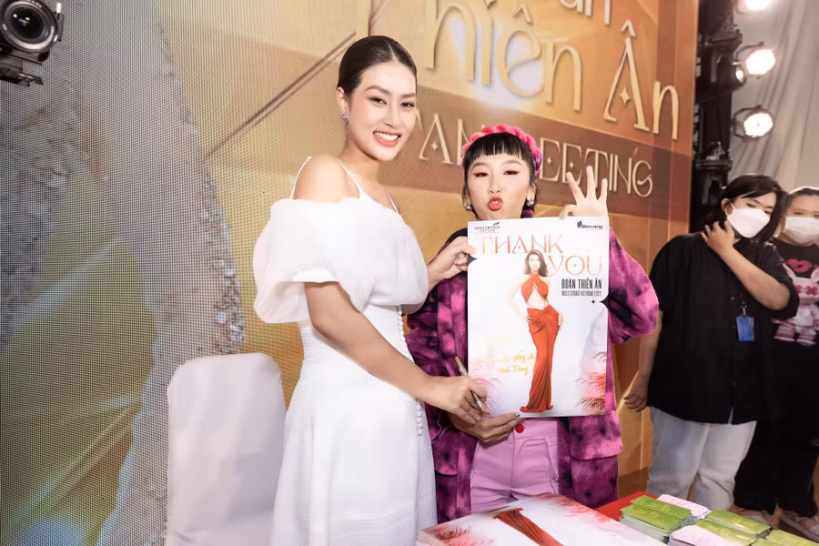 Diễn viên Trang Hý thân thiết với Thiên Ân. Diễn viên Trang Hý thân thiết với Thiên Ân.