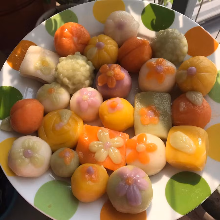 Bánh trôi tạo hình hoa lá thường không sắc nét lắm, nhưng nếu phối màu hài hoà sẽ vẫn rất bắt mắt. Ảnh: Lê Thu Hương.