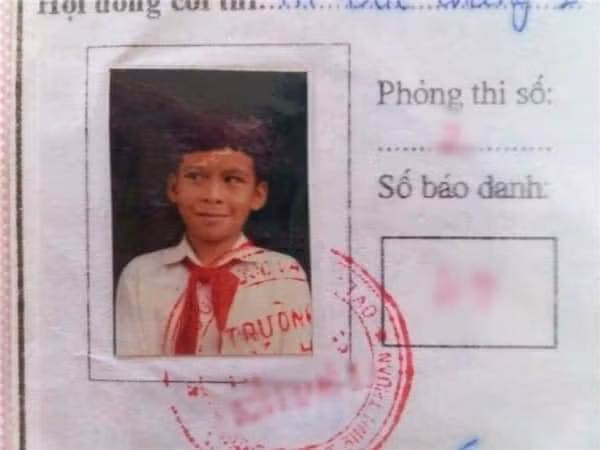 Do bọn bạn nó trêu nên không dám nhìn thẳng, mắt phải né đi chỗ khác, cười tủm tỉm.