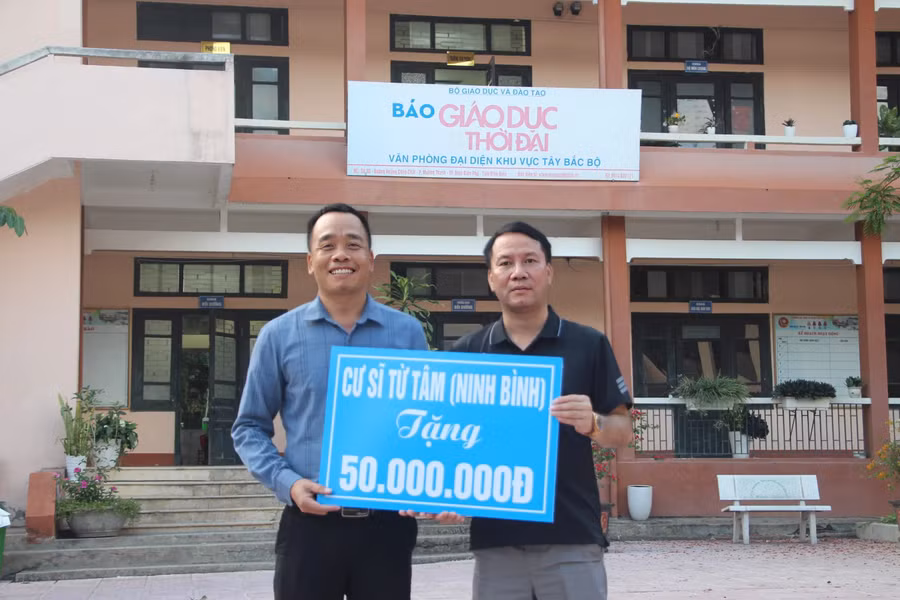 Đại diện Báo Giáo dục và Thời đại chuyển trao kinh phí hỗ trợ cho Phòng GD&ĐT huyện Mường Nhé.