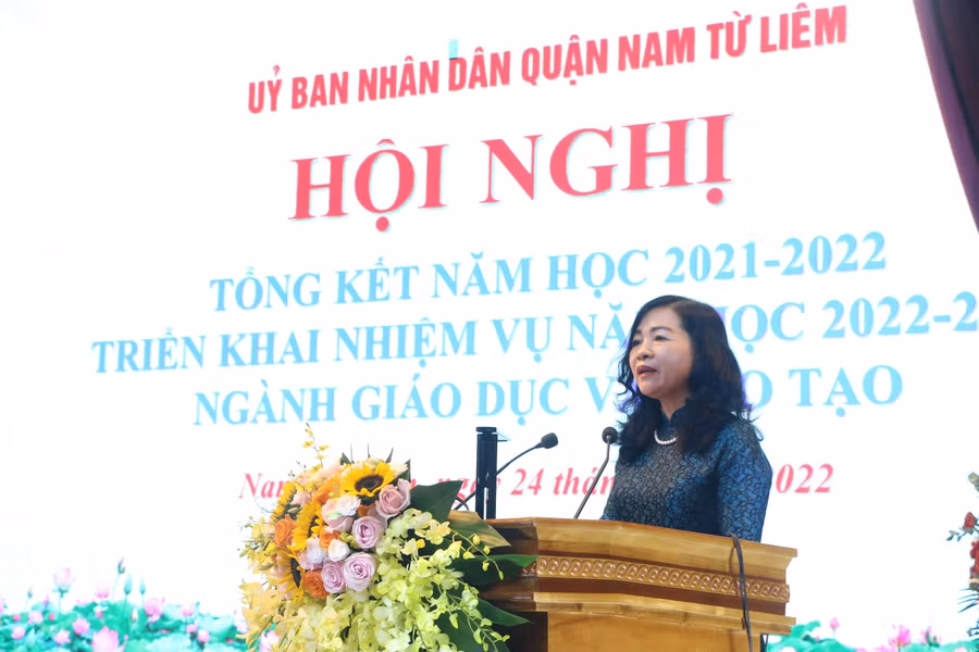 Bà Nguyễn Thị Hương - Trưởng Phòng GD&amp;ĐT Nam Từ Liêm phát biểu tại chương trình.