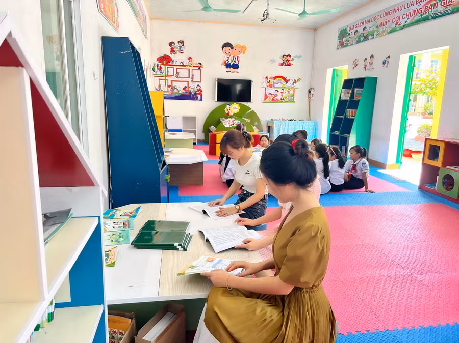 Giáo viên và học sinh Trường Tiểu học Hải Lý tại thư viện trong dịp hè. Giáo viên và học sinh Trường Tiểu học Hải Lý tại thư viện trong dịp hè.