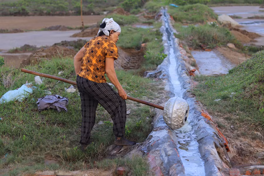 Để làm ra hạt muối cũng trải qua lắm công đoạn. Việc đầu tiên cần làm là xử lý nền đất cho thật chặt để hạn chế tối đa nước biển thấm xuống nền. Tiếp theo là công đoạn phơi cát đã được ngâm nước biển. Ảnh: LT. Để làm ra hạt muối cũng trải qua lắm công đoạn. Việc đầu tiên cần làm là xử lý nền đất cho thật chặt để hạn chế tối đa nước biển thấm xuống nền. Tiếp theo là công đoạn phơi cát đã được ngâm nước biển. Ảnh: LT.