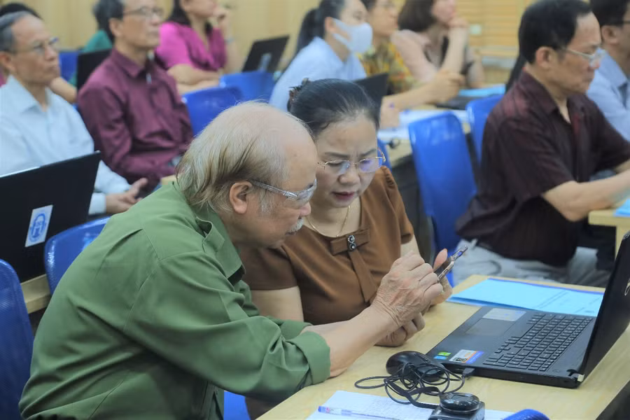 Các học viên lớn tuổi trong một lớp bồi dưỡng tại Trường Đại học Mở Hà Nội
