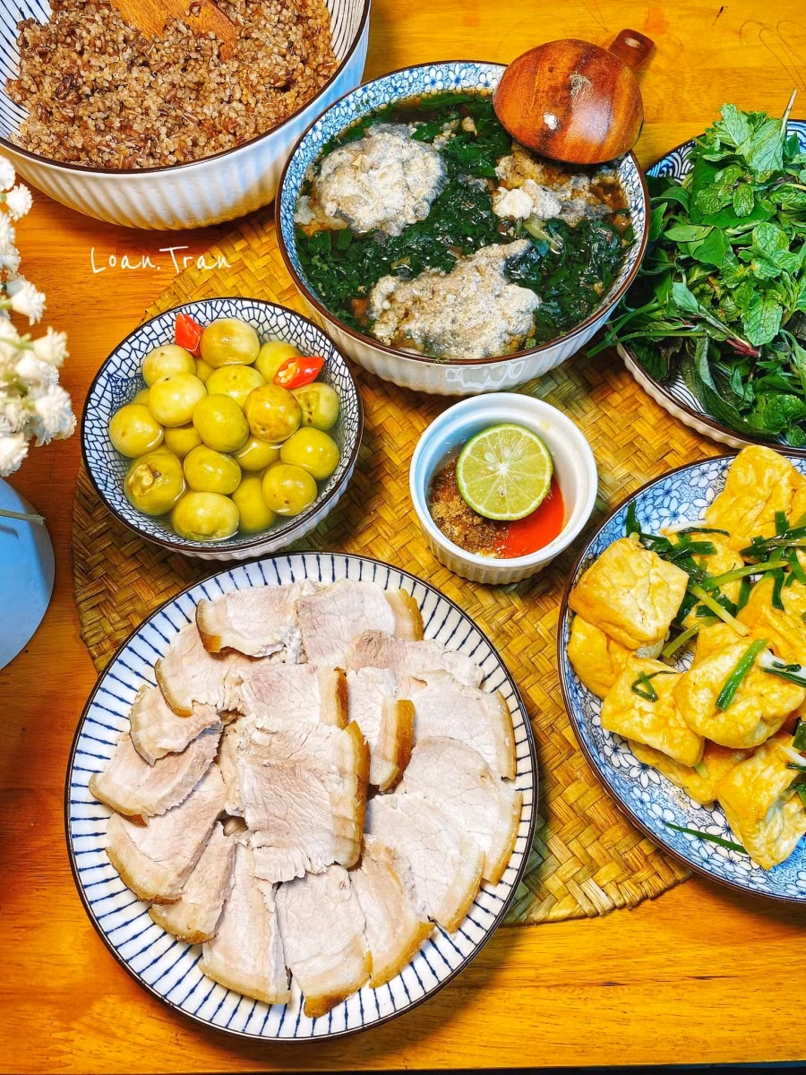 Cơm gạo lứt quinoa; Canh cải cầu vồng nấu cua; Thịt lợn rừng luộc; Đậu phụ rim.