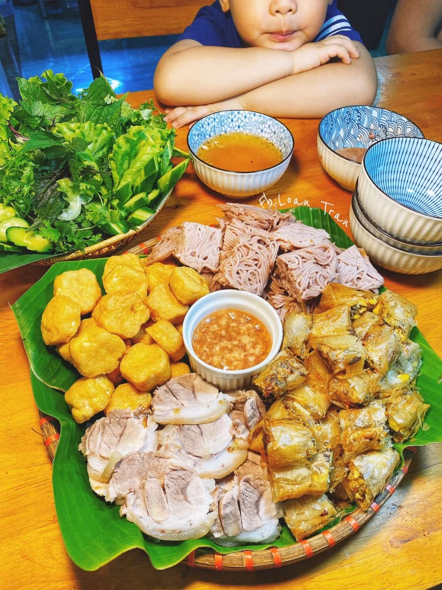 Thỉnh thoảng chị Loan đổi sang ăn bún . Và mẹt bún ú ụ topping rất hợp với mùa hè.