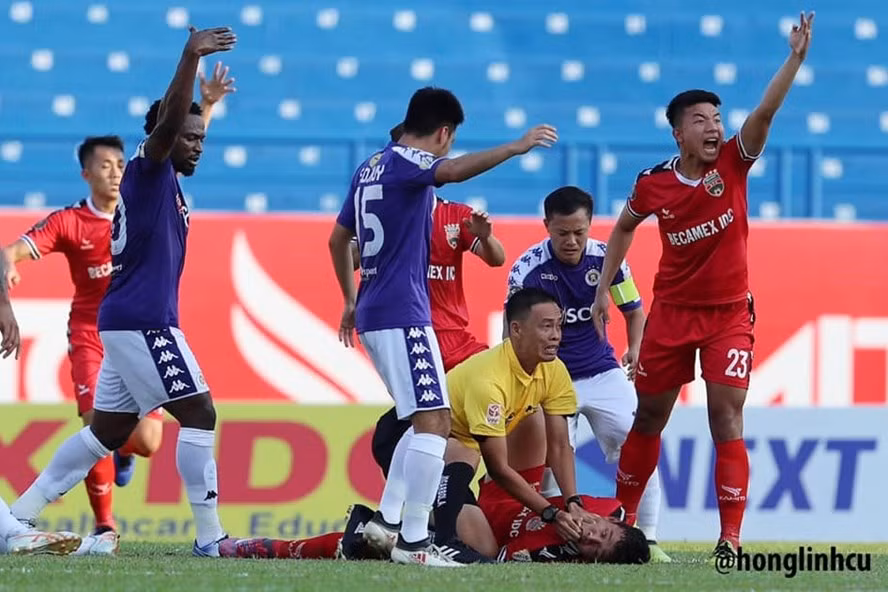 Thiện Đức, Salah, Cech và những pha chấn thương đầu “lạnh gáy" của cầu thủ