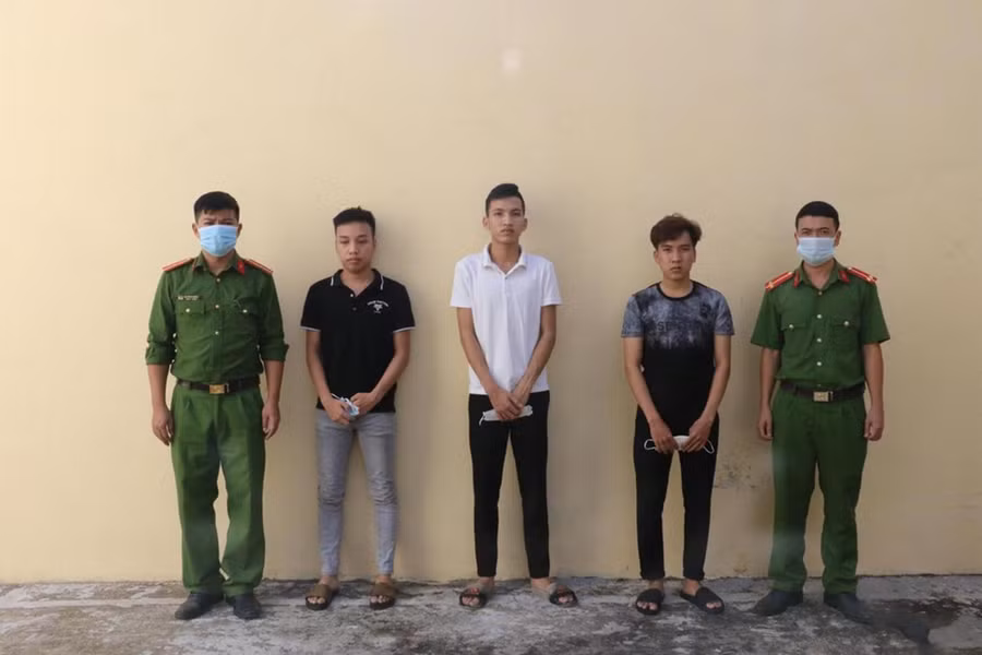 Các đối tượng tại cơ quan công an. Ảnh: Quỳnh Trang