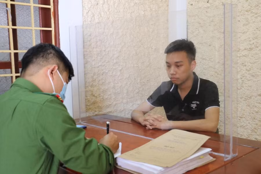 Nguyễn Thành Nhân làm việc với Công an huyện Diễn Châu. Ảnh: Quỳnh Trang