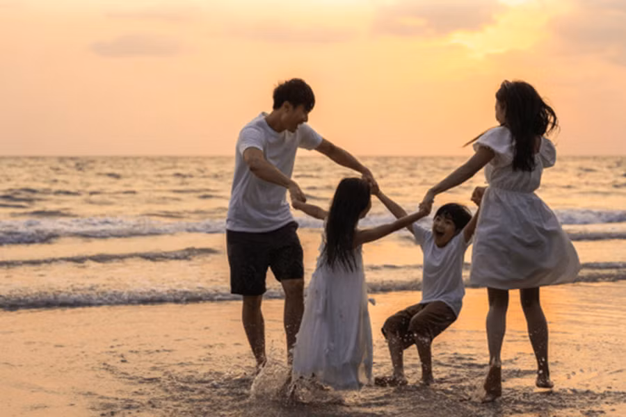 Hãy dạy con đối xử với động vật, con người và các sinh vật khác bằng lòng trắc ẩn và sự hiểu biết. (Ảnh: ITN).