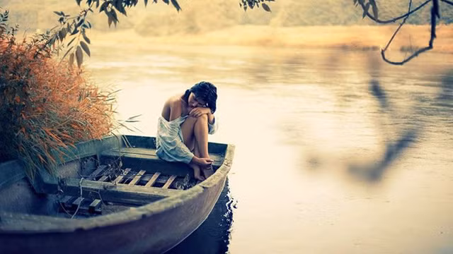  Quên mất bản thân: Rất nhiều bạn gái sau khi yêu bỗng trở nên đổi khác, bạn nói nhiều hơn hoặc thường xuyên đi chơi với bạn trai quá muộn, thậm chí còn tỏ ra bất cần đời như lôi kéo bạn bè đi uống rượu hay nhịn ăn nếu hai người giận nhau. Dừng lại những hành động ngốc nghếch này sớm nhé, bạn cần yêu thương bản thân mình trước thì người khác mới có thể yêu bạn. 