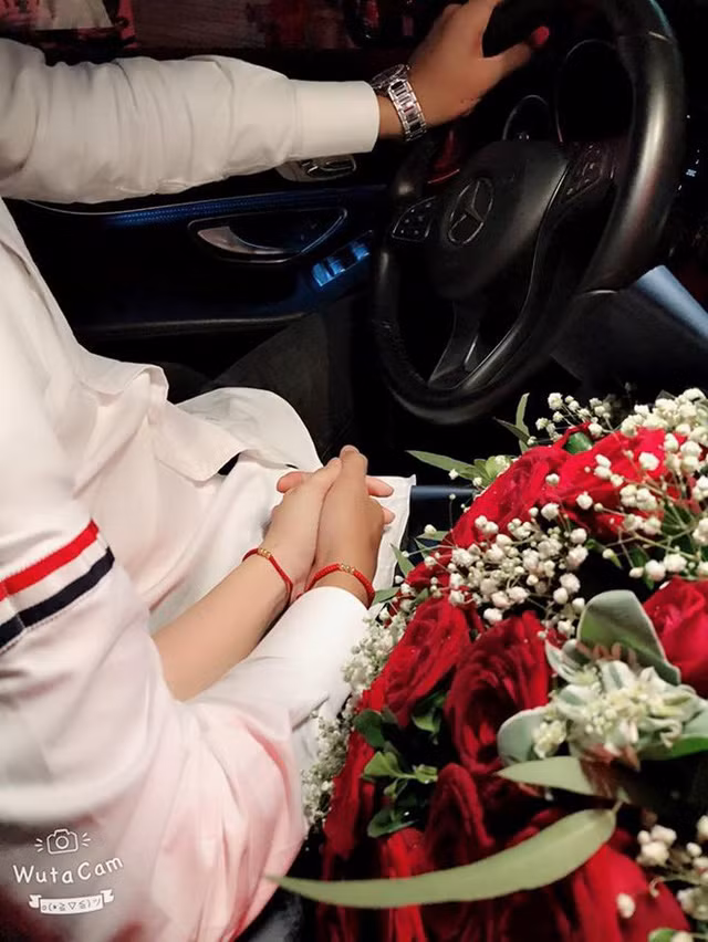 Khánh Linh - bạn gái Bùi Tiến Dũng cũng đăng ảnh hai người tay trong tay lên mạng xã hội