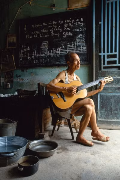 Chân dung thầy dạy nhạc. Ảnh: Catherine Karnow.