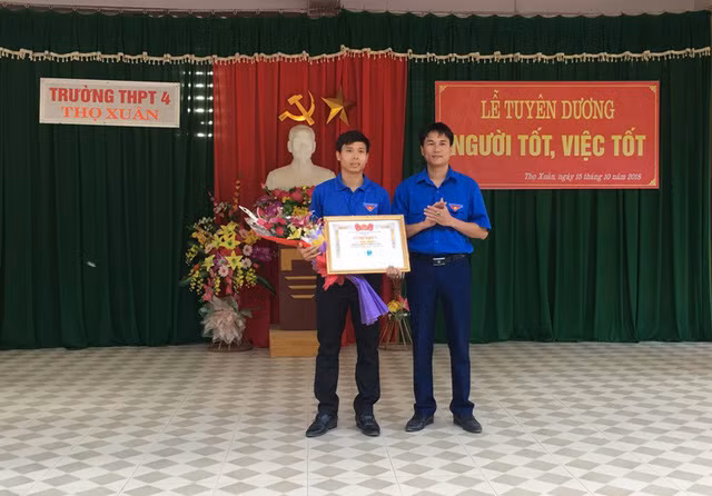 Trao Bằng khen của Tỉnh đoàn Thanh Hóa cho thầy giáo Phạm Văn Thiện.