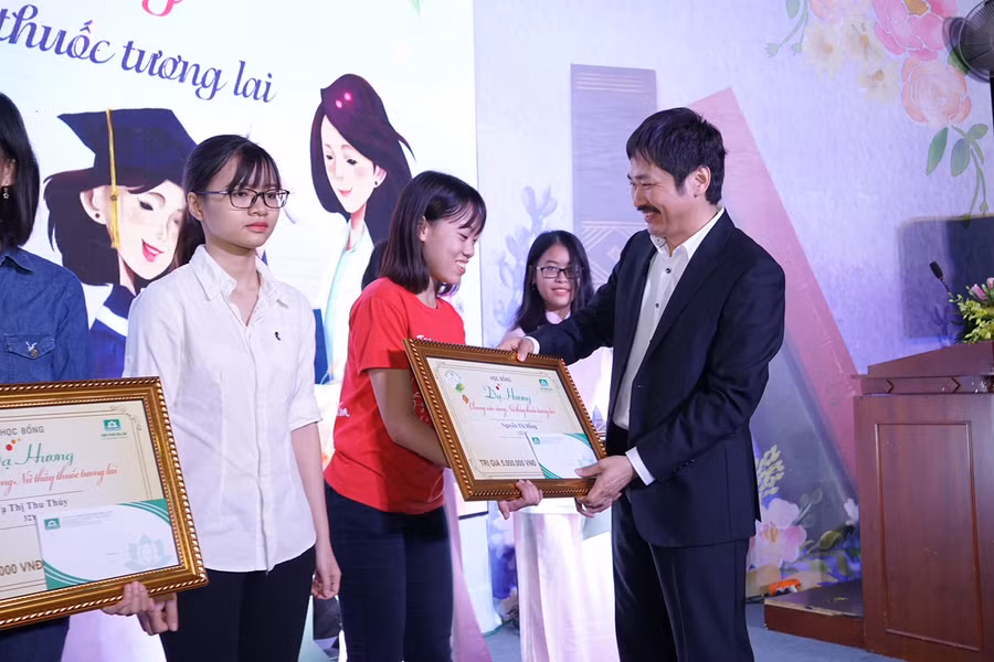 Ông Trần Ngọc Ánh – Giám đốc Công ty dược phẩm Hoa Linh trao học bổng cho các nữ sinh xuất sắc trường Đại học Y Hà Nội