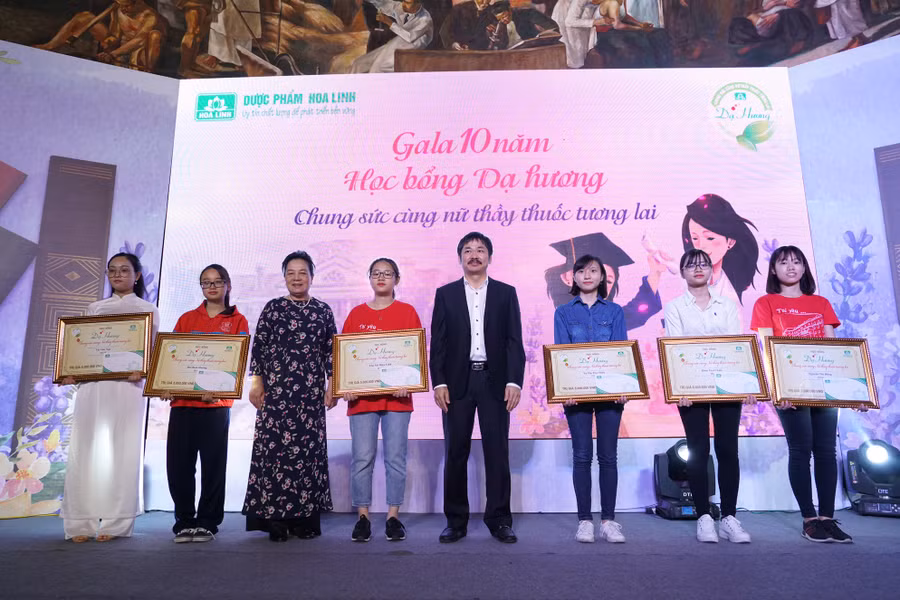 16 nữ sinh trường Đại học Y Hà Nội đã được trao Học bổng Dạ Hương trong dịp này. Mỗi suất trị giá 5 triệu đồng.