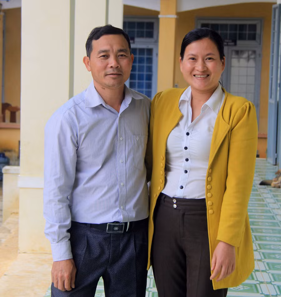Vợ chồng cô Ngọc tận tụy, gắn bó với các em học sinh nơi đây. Vợ chồng cô Ngọc tận tụy, gắn bó với các em học sinh nơi đây.