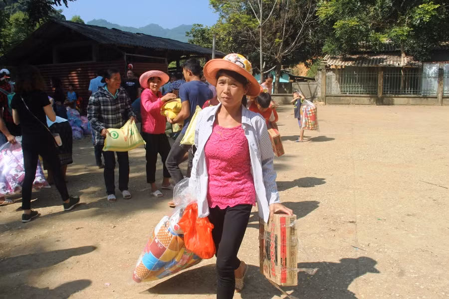 Mỗi hộ dân được đoàn từ thiện trao tặng chăn ấm, mì tôm, gạo và nhiều loại gia vị.