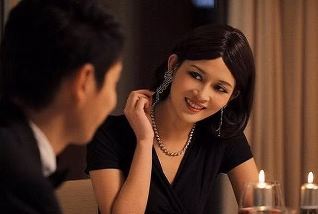 Nghi ngờ chồng ngoại tình với osin trẻ vì cốc trà pha cho vợ sai cách ảnh 1