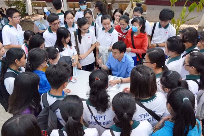 Học sinh chăm chú nghe tư vấn hướng nghiệp Học sinh chăm chú nghe tư vấn hướng nghiệp